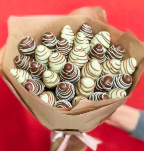 White & Milk strawberries bouquet