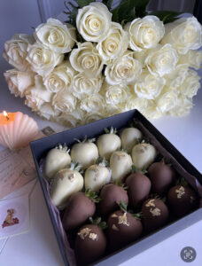 Bouquet White Roses & Choco Strawberries Box